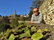 01 Sulla 'Salita dello Scorlazzino' con vista sul Tempio dei Caduti di Sudorno